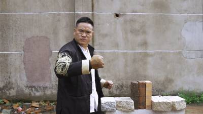Мастер кунг-фу из Китая забивает кулаком гвозди.