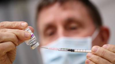 В Британии рекомендовали продолжить использование вакцины AstraZeneca