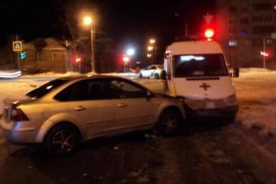 В Архангельске произошло ДТП с участием двух такси и автомобиля «скорой»