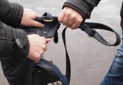 В Астрахани два подростка ограбили пенсионерку на Петровской набережной
