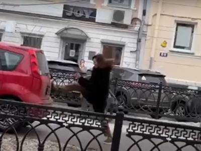 Жительница Твери залезла на памятник Михаилу Кругу, а затем стала бить собственную машину (видео)