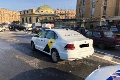Власти Петербурга потребовали обуздать жадность таксистов