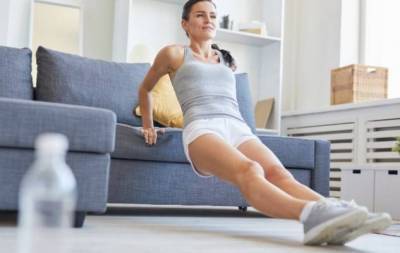 Фитнес дома: ТОП-8 простых упражнений для занятий на диване