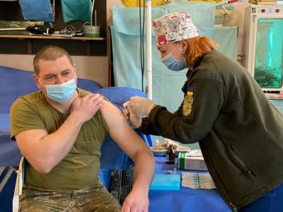 Ветераны АТО/ООС смогут вакцинироваться от COVID-19 вне очереди