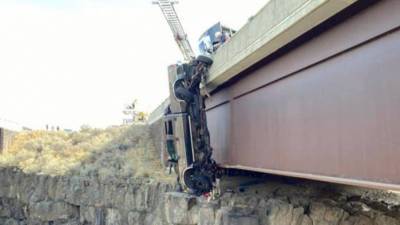 Видео: Пикап пробил ограждение на мосту и повис над 30-метровым ущельем