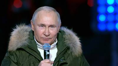 Путин пришел на "крымский" концерт в Лужниках