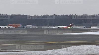 Видео аварийной посадки самолета со сломанным шасси в московском «Внуково»