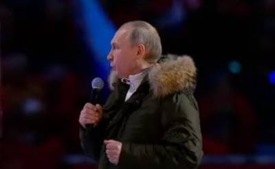 В Лужниках в эти минуты проходит праздничный концерт, посвященный семилетию присоединения Крыма к России