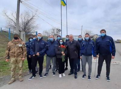 Спасенные с затонувшего корабля моряки прибыли в Украину