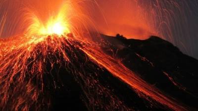 Сосиски на раскаленной магме пожарили экстремалы на Камчатке — видео