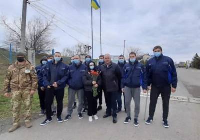 В Украину вернулись моряки, спасенные с затонувшего сухогруза вблизи Румынии