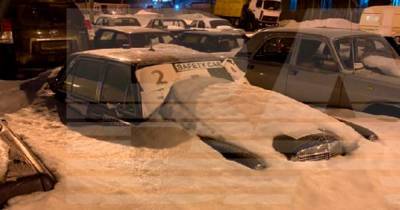 На парковке в Москве под слоем снега нашли раритетный Mercedes