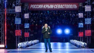 Путин выступил в "Лужниках". У зрителей не было масок