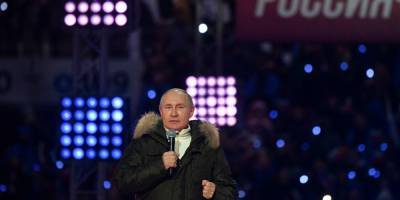 Путин поднялся на сцену "Лужников" на концерте в честь годовщины воссоединения Крыма с РФ