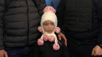 В Киеве мать издевалась над 6-летней дочерью: в школу не ходила и была голодная