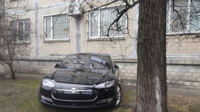 Сеть возмутило фото Tesla которую заряжают из окна киевской многоэтажки