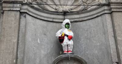 Известную статую писающего мальчика в Брюсселе одели в медицинский костюм и маску (фото)