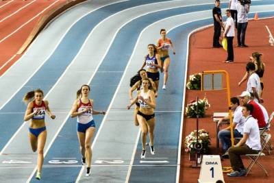 Двух российских легкоатлетов дисквалифицировали за допинг