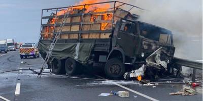 Авто охватило пламя. В Хмельницкой области военный грузовик попал в ДТП, есть погибшие — видео