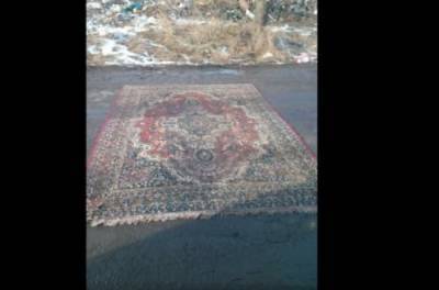 Под Тернополем ямы на дороге решили залатать ковром