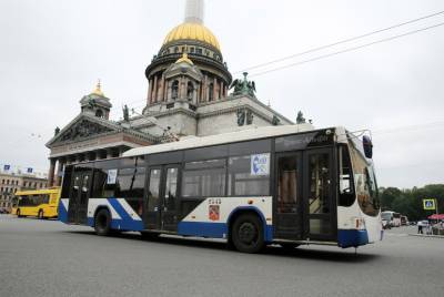 Петербуржцев насторожили колеса-«восьмерки» у троллейбуса