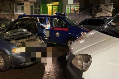 В Туле в припаркованном автомобиле обнаружены тела трех человек