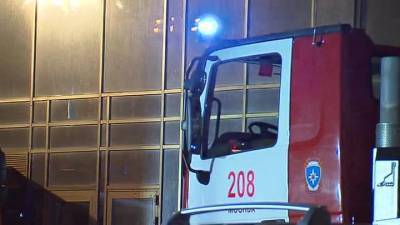 Московские пожарные борются с огнем на складе с музыкальным оборудованием
