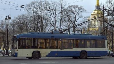 «Не показывайте Илону Маску»: в Петербурге заметили «танцующий» троллейбус