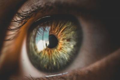 Американские врачи назвали сухость глаз симптомом серьезного заболевания