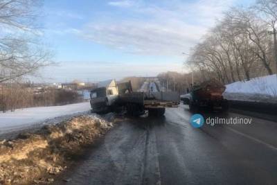 Двое человек пострадали при столкновении грузовика и иномарки в Башкирии