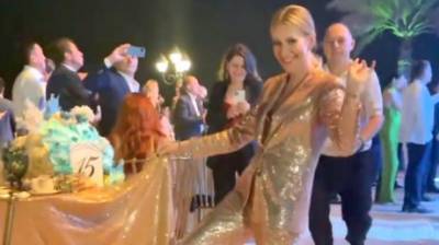 Ксения Собчак в костюме-скатерти стала королевой светской вечеринки