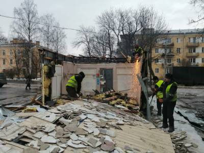 Шесть незаконных ларьков снесли в разных районах Петербурга