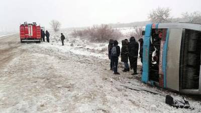 В Астраханской области опрокинулся автобус с работниками завода