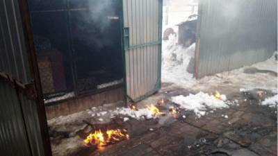 В Башкирии загорелся вольер из досок: пострадал мужчина