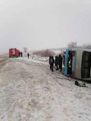 На трассе под Астраханью опрокинулся автобус, есть пострадавшие - astrakhanfm.ru - Астрахань - район Харабалинский - Комсомольский