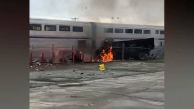 Пассажирский поезд протаранил грузовик в Калифорнии