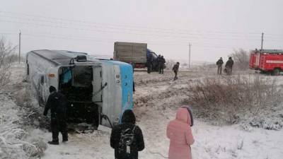 Количество пострадавших в перевернувшемся под Астраханью автобусе увеличилось
