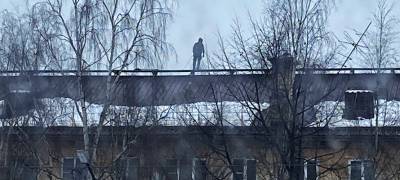 Власти Петрозаводска потребовали от организаций срочно очистить все крыши от снега, чтобы больше не было ЧП