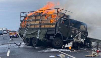 В Хмельницкой области в результате ДТП загорелся военный КамАЗ и легковушка: есть погибшие
