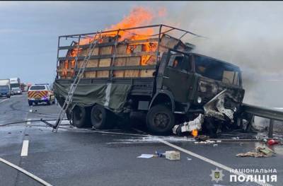 В Хмельницкой области столкнулись военный "КамАЗ" и Audi: видео с места смертельного ДТП
