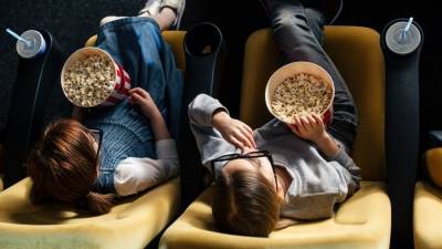 Зрителям могут запретить ходить в кино со своей едой – СМИ