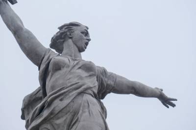 В Волгограде на монументе «Родина-мать зовет» появились пятна