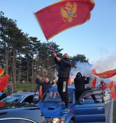 Черногорские националисты отметили свой провал автомобильной...