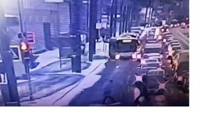Видео: "ГАЗель" снесла остановку на Благодатной улице