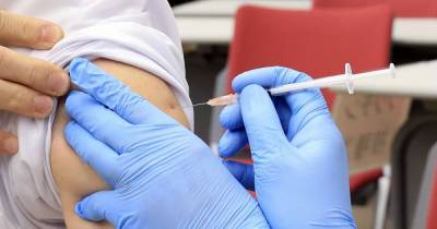 Европейское медагентство назвало AstraZeneca безопасной: премьеры Джонсон и Кастекс сделают прививки препаратом