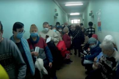 Костромичей возмутила километровая очередь пенсионеров в поликлинике