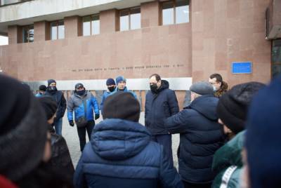 В «красном» Ивано-Франковске люди вышли с протестом против карантина — фото, видео