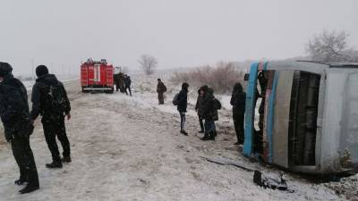 Под Астраханью автобус с работниками завода опрокинулся в кювет