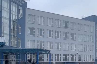 Сотрудницу петербургского колледжа задержали по подозрению в получении крупной взятки