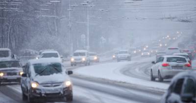 Перешли на усиленный режим работы: в Калининградской области дорожники начали чистить трассы от наледи и снега